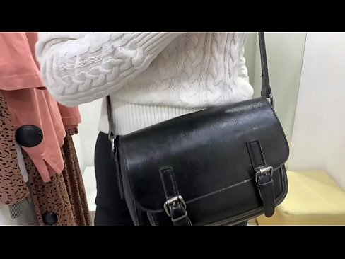 ❤️ Javna masturbacija mlade kujice FeralBerry s dildom u sobi za mjerenje ❤❌ Prekrasni porno kod nas